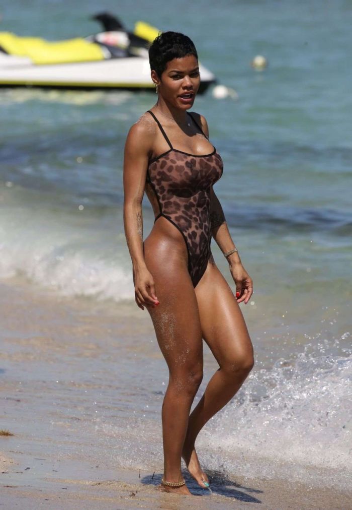 Teyana Taylor In A Black Swimsuit At The Beach In Miami