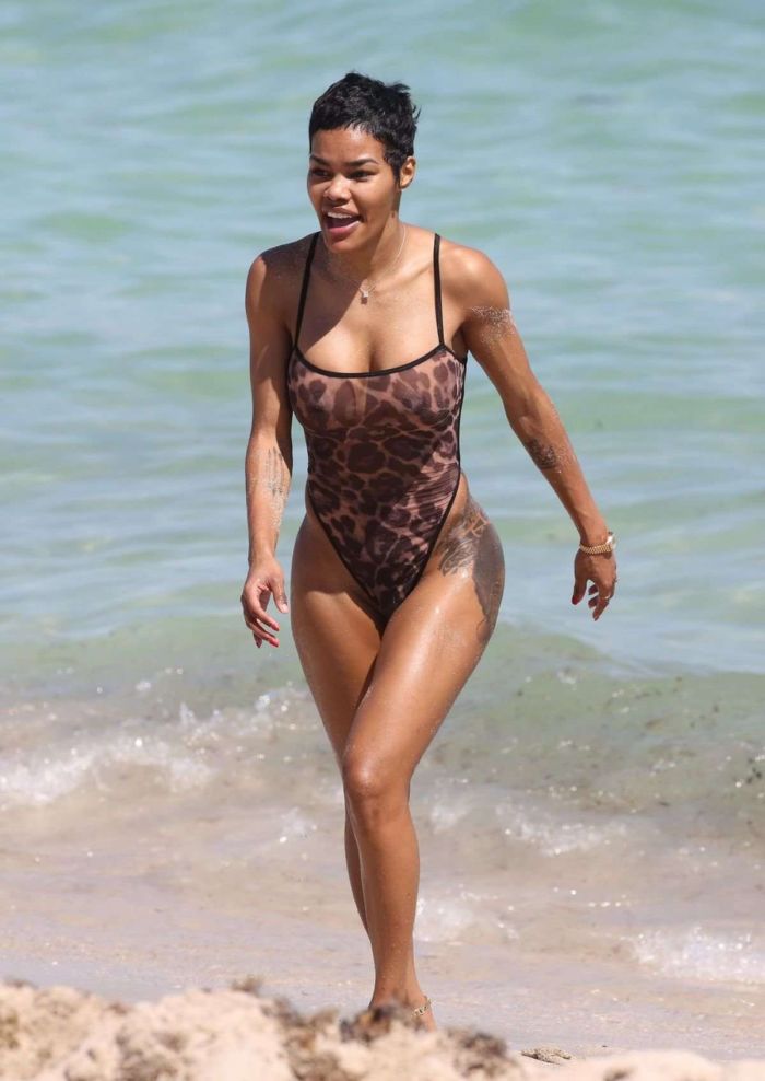 Teyana Taylor In A Black Swimsuit At The Beach In Miami